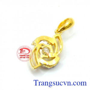 Mặt dây vòng xoáy may mắn vàng 10k có thể kết hợp nhiều kiểu trang phục. 