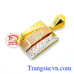 Mặt dây nữ 18k sáng bóng là món quà ý nghĩa cho người thân.