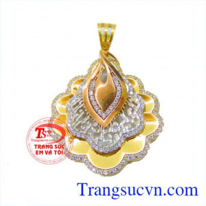 Mặt dây nữ mặt hoa cá tính được chế tác độc đáo từ vàng 18k.