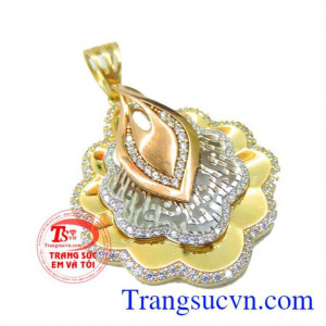 Mặt dây nữ mặt hoa cá tính tôn lên vẻ quý phái, đẳng cấp cho phái đẹp.