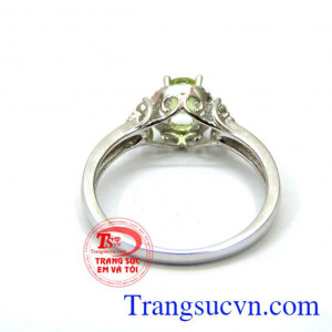 Vàng trắng 18k là món đồ trang sức tuyệt đẹp dành cho phái nữ. Nhẫn nữ đá quý peridot cá tính
