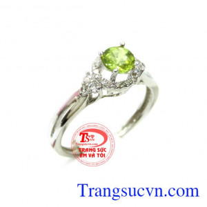 Peridot thiên nhiên cam kết 100% về chất lượng sản phẩm. Nhẫn nữ đá quý peridot cá tính