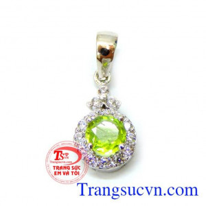 Mặt nữ đá peridot thiên nhiên 18k được chế tác từ đá peridot thiên nhiên chất lượng.