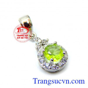 Mặt nữ đá peridot thiên nhiên 18k làm nổi bật sự sang trọng, đẳng cấp cho người đeo.