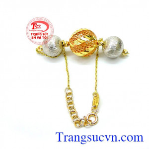 Đeo lắc tay vàng tây hợp thời trang. Lắc tay vàng nữ hạt trẻ trung