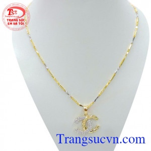 Bộ dây chuyền nữ vàng tinh tế là sự kết hợp hoàn hảo giữa mặt dây và dây chuyền vàng tạo nét ấn tượng cho người đeo.