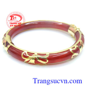 Vòng ngọc jadeite đỏ bọc vàng 10k là món quà ý nghĩa. 