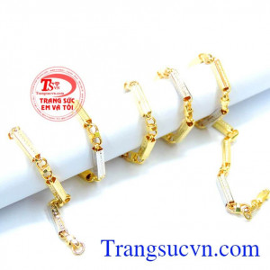 Dây chuyền đa dạng mẫu dây vàng và kiểu phù hợp mọi lứa luổi có thể đeo làm tôn lê sự tinh tế và lịch lãm cho bản thân