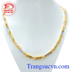 Dây chuyền nam kiểu dáng mạnh mẽ là dây chuyền đa dạng mẫu dây vàng và kiểu phù hợp mọi lứa luổi có thể đeo làm tôn lê sự tinh tế và lịch lãm cho bản thân
