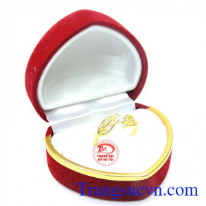 Nhẫn nữ lá vàng kết đá đẹp