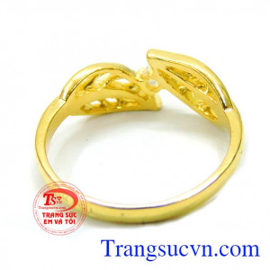 Nhẫn nữ đẹp đeo hợp làm tôn lên vẻ đẹp dịu hiền của phái đẹp. Nhẫn nữ lá vàng kết đá đẹp