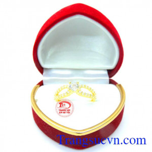 Nhẫn nữ quý phái đính kim cương với kiểu chế tác tinh tế mang đến những đường nét sáng,bóng bền đẹp. 