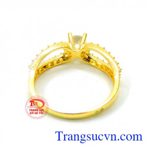 Chất lượng vàng được đảm bảo uy tín. Nhẫn nữ quý phái đính kim cương