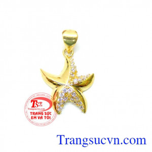 Mặt dây sao biển vàng mặn mà là sản phẩm mặt dây chuyền nữ phù hợp mọi lứa tuổi, hợp thời trang và sang trọng quý phái dễ kết hợp với trang phục
