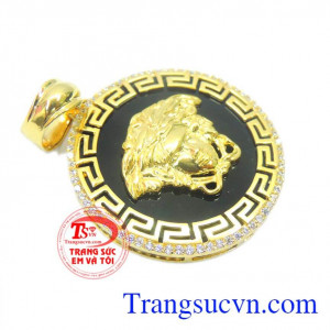 được người dùng ưa chuộng với dòng thời trang hàng hiệu,Mặt dây vàng nam kết hợp cùng dây chuyền làm nổi bật