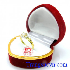 Nhẫn nữ gắn kim cương trẻ trung là món quà ý nghĩa và đơn giản cho các chàng lựa chọn. 