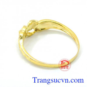 Nhẫn nữ vàng quà tặng xinh xắn đảm bảo sẽ làm món quà ý nghĩa với hai trái tim lồng vào nhau biểu tượng tình yêu và hạnh phúc. Nhẫn nữ vàng quà tặng xinh xắn