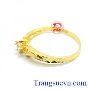 Nhẫn đeo nhỏ và xinh xinh trên ngón tay đeo nhẫn. Nhẫn nữ vàng bền đẹp 10k