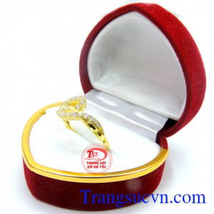 Nhẫn nữ cuộn xoắn đá kết may mắn là nhẫn nữ vàng tây 10k. 