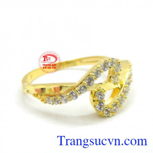 Thiết kế kiểu dáng đẹp sang trọng quý phái. Nhẫn nữ cuộn xoắn đá kết may mắn