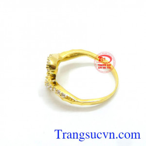 Nhẫn nữ đẹp, tinh tế, là món quà ý nghĩa cho người phụ nữ của bạn. Nhẫn nữ cuộn xoắn đá kết may mắn