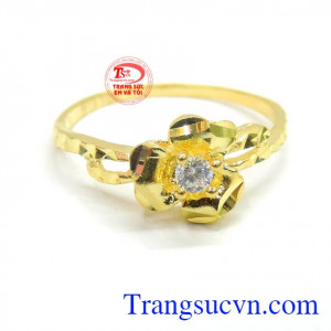 Được thiết kế tinh tế,nhẫn đeo nhỏ và xinh xinh trên ngón tay đeo nhẫn. Nhẫn nữ hoa quý phái vàng 10k