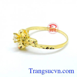 Nhẫn nữ bảo hành 6 tháng giao toàn quốc. Nhẫn nữ hoa quý phái vàng 10k