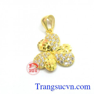 Mặt dây hình bông hoa may mắn là mặt dây chuyền vàng tây dành cho nữ