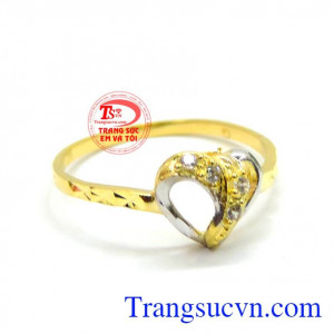Tượng trưng cho tình yêu thủy chung, vĩnh cửu. Nhẫn nữ vàng trái tim tình yêu