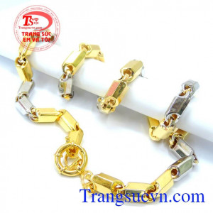 Dây chuyền đa dạng mẫu dây vàng và kiểu phù hợp mọi lứa luổi có thể đeo làm tôn lê sự tinh tế và lịch lãm cho bản thân