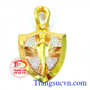 Mặt khiên kiếm mạnh mẽ là mặt dành cho nam đeo cùng dây chuyền vàng hợp thời trang,sang trọng và Ý nghĩa sang trọng và may mắn thành công