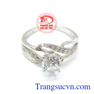Nhẫn nữ vàng trắng đính đá đẹp là món quả nhỏ mà ý nghĩa lớn dành cho người phụ nữ quan trọng. 