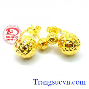 Hoa tai 18k nữ tính với kiểu dáng mới lạ là sản phẩm hot nhất trên thị trường hiện nay dành tặng phái đẹp.