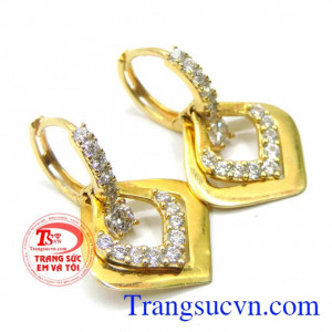 Hoa tai kiểu lá quý phái mang đến vẻ đẹp thời trang quý phái cho người đeo.