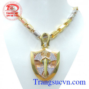 Bộ dây khiên nam tính sang trọng là bộ trang sức nam vàng đẹp kết hợp dây chuyền sang trọng với mặt dây làm tôn lên được vẻ đẹp sang trọng cao quý của người đàn ông lịch lãm sang trọng