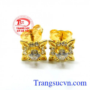 Hoa tai thời trang đẹp là món quà ý nghĩa nhất dành tặng phái đẹp đeo hợp thời trang, trang phục