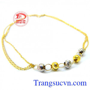 đeo lắc chân bằng vàng cùng những hoạt tiết bằng vàng tây,làm tôn lên vẻ đẹp quyến rũ của đôi chân của nữ,