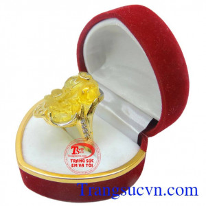 Nhẫn nữ tỳ hưu bọc vàng giá rẻ là nhẫn nữ tỳ hưu vàng tây chế tác tinh tế mang đến những đường nét sáng,bóng bền đẹp. 