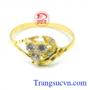 Được thiết kế tinh tế,nhẫn đeo nhỏ và xinh xinh trên ngón tay đeo nhẫnNhẫn vàng cho phái nữ đẹp