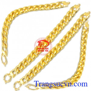 Uy tín được giao toàn quốc, với thiết kế riêng bạn có thể đeo được hai mặt của chiếc lắc như bạn sở hữu hai chiếc lắc trong một.