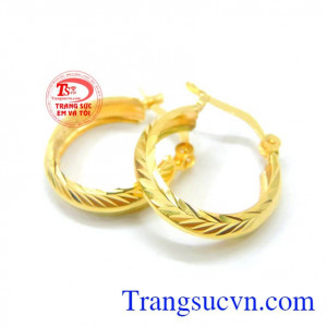 Đôi hoa tai giá rẻ vàng 10k đẹp sang trọng dành tặng phái nữ vào những dịp lễ đặc biệt.