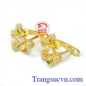 Hoa tai vàng nở hoa đá kết đẹp là sản phẩm đảm bảo chất lượng dành cho phái đẹp,hoa tai hót nhất hiện tại.