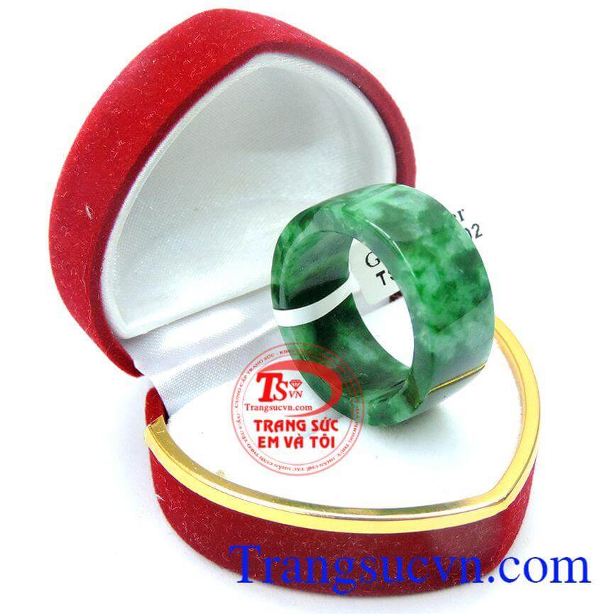 Nhẫn ngọc đẹp thời trang