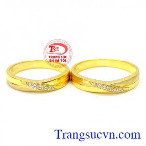 Nhẫn cưới vàng cặp đôiKhi chiếc nhẫn cưới được lồng vào tay