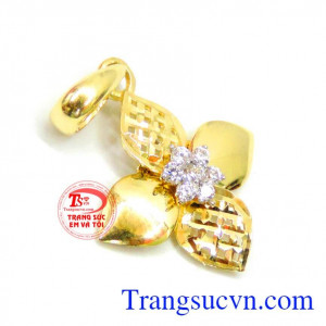 Mặt dây chuyền vàng nữ bông hoa 4 cánh đẹp gắn đá kết sáng bóng