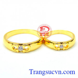 Khi chiếc nhẫn cưới được lồng vào tay nó là biểu tượng sự ràng buộc của giữa hai con người, vững bền, lâu dài vĩnh viễn