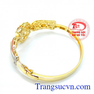 Công ty trang sức em và tôi chuyên cung cấp các loại vòng tay theo xu hướng phái đẹp.