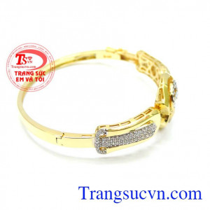 Sản phẩm kiểu dáng trẻ trung thời trang dễ kết hợp với nhiều loại trang phục.
