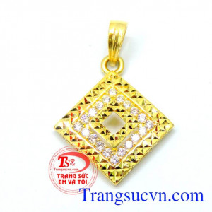 mặt dây nữ quý phái dễ kết hợp cùng nhiều kiểu dây chuyền vàng