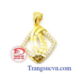 Sản phẩm mặt dây vòng xoáy may mắn vàng 10k là sản phẩm mặt dây nữ quyến rũ,xinh đẹp với chi tiêt đẹp,mảnh tinh tế, kết hợp cùng dây chuyền nữ hợp thời trang